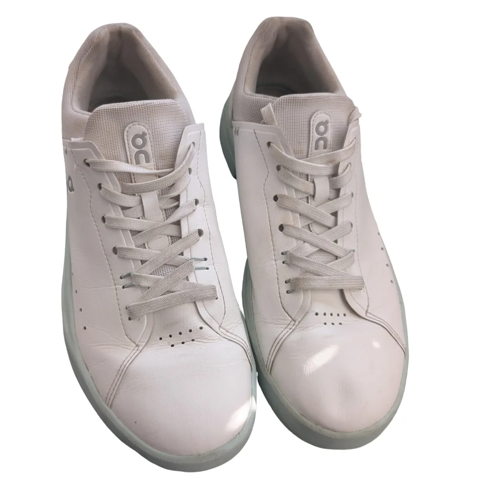 On Running The Roger sneakers in white with mint accent sole. Size 9